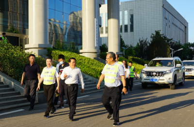 劉國(guó)鋒、王仲田看望慰問(wèn)鐵塔公司應(yīng)急供電保障人員，現(xiàn)場(chǎng)關(guān)注電瓶電力恢復(fù)儀應(yīng)用成效